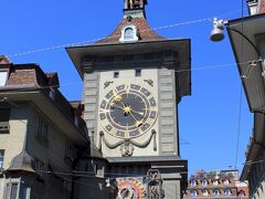 旧市街の中心地に時計塔（Zeitglocken-turm）があります。
ここから先はトラムは通りません。