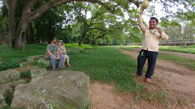 イングリッシュツアーガイドのPichさん。<br /><br />なかなかのエンタティナーでこの人のガイドを聞いてると惹き込まれてきます。<br />渋い低音で知識豊富。<br />遺跡廻りするならぜったいガイドさん頼みましょ。おいら達あんまり遺跡や神社仏閣等興味なかったけど、雰囲気と相まって俄然盛り上がりました。自分等だけで廻ってもあの感動は無かったやろな。<br />+855 17 827 171