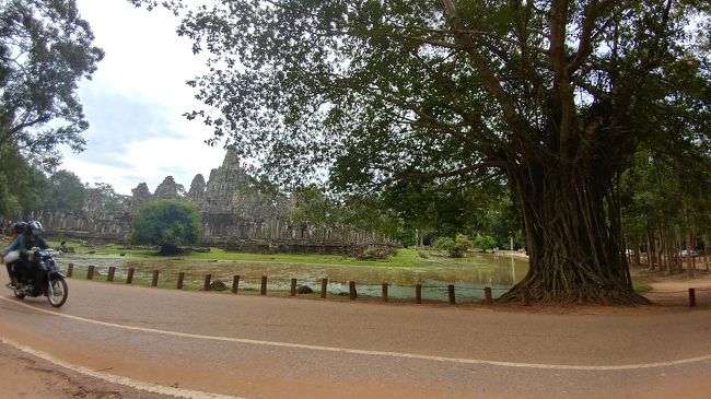 お次はアンコールトム。<br />ここは外からあれこれ説明解説受けて、各自中に入って撮影。<br />向かいの休憩所で待ち合わせ。