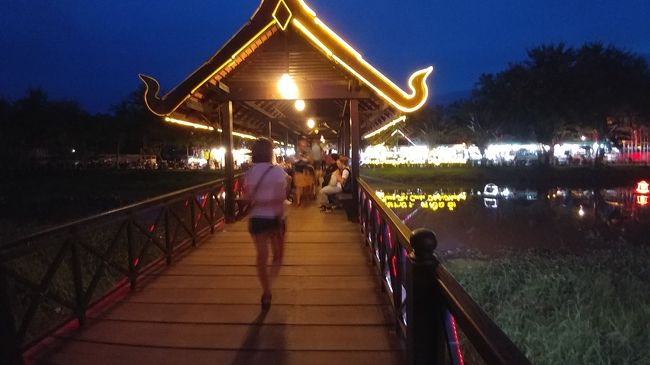 ホテルでシャワー、すっきりしてまたトクトクでご飯食べに出かけます。<br />