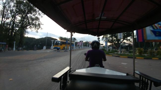 早朝６：００ピックアップの約束をPharaさんとしてたけど、来れなくなって代わりの人が来た。<br /><br />おいらひとりだけ市場まわり♪