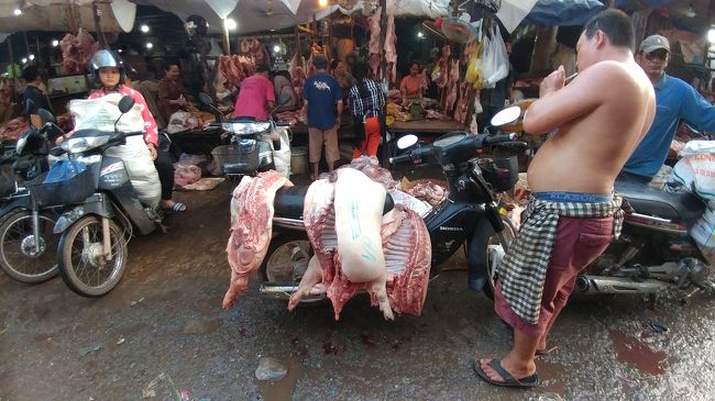 南タイやマレーシアとも、ベトナムともまた違う雰囲気。<br /><br />豚が多いなあ