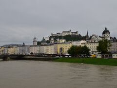 曇点の中、ザルツブルク城を望む。
昨日の大雨のせいで川がドロドロです。