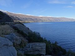 ワカティブ湖沿いの”scenic Road"、湖沿いの切り立った斜面をトラバースする絶景続きのワインディング・ロードが湖の端っこの街キングストンまで30km、ず～っと続く！！ワカティブ湖、ディープ・ターコイズ・ブルーがどこまでも美しいです。