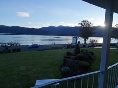 ようやく午後5時過ぎ、本日の宿”Lakeside Motel ＆Apartments Te Anau"に到着。真ん前、道1本へだてて湖に面しています。今日の大移動、マウントクック・ビレッジ　10時出発～テ・アナウ　17時到着　移動距離420km、、結論として、問題なく可能ですが、日程に余裕があるならば、クイーンズタウン、あるいはその周辺（アロータウンとか、近郊のワイナリーがあったエリアとか）で1泊するプランの方が好ましいと思いました・・