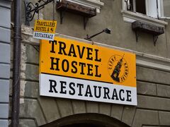 シャトルは予約時に宿を伝えておくと、宿の目の前まで連れて行ってくれます。

Travel Hostel, Booking.comで予約してドミトリー一泊13ユーロ。
公式サイトから予約しようと思ったのですがチェコ語しかなくて諦めました。