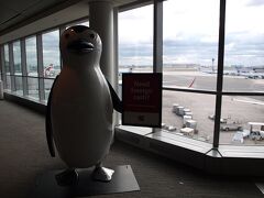 さて、長いフライトから一旦トロント・ピアソン国際空港に到着?  

ペンギンがお出迎えしてくれました。