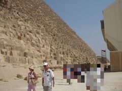 クフ王のピラミッドとすぐ横にある太陽の船博物館
エジプト到着翌日にクフ王のピラミッド、ギザの3大ピラミッドとスフィンクス、太陽の船博物館観光、パピルス店見学
昼食後ホテルへ、カイロ・ギザ泊