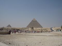 ３大ピラミッド
長い歴史を感じることができるエジプトを代表するピラミッドです。
カフラー王の息子、マンカウラー王が建造したピラミッドで、第三のピラミッドと呼ばれています。