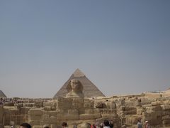 ギザのピラミッドとスフィンクス像
訪れた時には全くなかった大エジプト博物館は、エジプトのギーザに建設中の博物館で、２０１２年着工、２０１８年にはソフトオープンニング、２０２２年には全面オープンの予定だそうです。
ツタンカーメンの黄金のマスクなど、エジプト考古学博物館の収蔵品のうち約10万点を引き継ぐ予定。
ギザの3大ピラミッドより車で約5分のところに位置します。