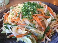 前半からの続きです。

バラス島でのシュノーケリングが早めに終わりました。
せかされた、とか短縮された、とかではなく、気づけばみんな船に戻ってて、
戻った人から順序良く、シャワー、着替えが済んだおかげです。

本当だったら１２時半くらいまでなので、西表島でお昼ご飯食べて、
１４時半の船で石垣島に戻る予定でした。

上原港で座ってたら、「１２時の石垣島行きが・・・」というアナウンスが！
え～！どうする！？12時のがあるってよ！それ乗る？って、
１０秒くらいの家族会議の結果、乗ることになりました。
西表でご飯食べて14時半までなんする～？と言ってたのでまさに「渡りに船」
ただ、お昼ご飯は１時過ぎるよ！いい？と息子に念押し。
リュックに入れてたパイン飴さまさまでした。
なので石垣に着いたら「昼ごはん何食べるか？」で迷ってるヒマはありません！
旧桟橋の近くではためいていた「八重山そば」ののぼりに向かってまっしぐら。

八重山そばは最初の日に食べたので、私は塩焼きそば。
ん？肉入ってないやん！
私は息子と違って、肉肉、肉が食べたいと！
