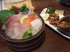 この日は日曜日で、友だちと晩ごはんの約束をしてました。
海鮮のある居酒屋をリクエストしてたら「どてっぺん」というお店を予約してくれてました。
どてっぺん、こてっぺん、てっぺん、とあるらしいけど、子連れにおすすめなのは
どてっぺんらしい。

お刺身、好きなの５種選べてこれで５００円。いいやん！

どてっぺん、開店から１９時まではグラスの飲み物半額で、
私らの予約は１８時半だったんだけど、まわりはすべて地元のおっちゃんだらけ。
聞こえてくる話からすると、どうやらその日はソフトバレー大会があった模様で
すでに宴もたけなわ、って感じ。19時にはサ～っと帰っていくというね。
いったい何時から飲みよったと？

ほぼ１０年ぶりの友だちとの再会は話も尽きず、写真これだけ・・・