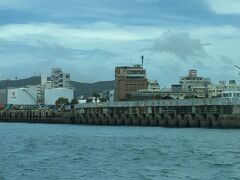 ご飯を食べたら荷物を置きにホテルまで。
真ん中の茶色い建物が今回のホテルです。
離島桟橋からもすぐ。