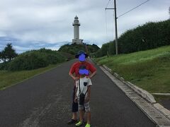 今回はニコニコレンタカーってところで借りました。
石垣島でどう過ごすか、ということを西表島で決めまして、
西表島から予約をしたらちょうど空いてるのがあってよかった。
１３時から２０時まで借りて保険込みで４１００円くらい。
調べた中では一番安かったです。でもカード払い不可。
借りるときに、返す時に匂いとかゴミに注意してくださいねとやたら言われたらしい。次に貸すとき困りますから、って。

緊張してハンバーガーを食べる。

まずは観音崎灯台。


