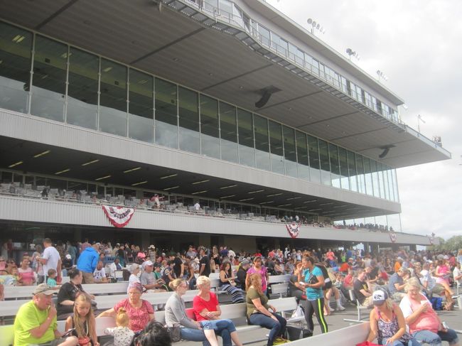 スタンド<br />週末ということもあり、けっこうな人出です