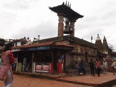 タレジュの鐘（1736年）
日本だと享保のあたりに建造された歴史的な鐘みたいですが、下に売店が。
アイス屋さんが繁盛したました。