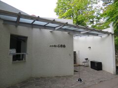 小山敬三美術館 (15:07)

小諸出身の文化勲章受賞者、洋画家小山敬三の代表作品が収蔵。「浅間山・城シリーズ」など多数。
建物は建築界の巨匠、村野藤吾の設計により小山敬三画伯の寄贈によるもの。