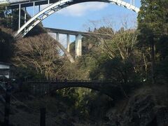 神橋の奥には高千穂大橋（昭和）、神都高千穂大橋（平成）
ひとつの渓谷で一気に三つの橋が見れる風景はなかなかないそうですね