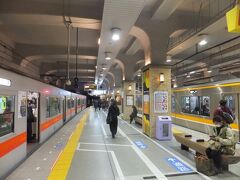 梅田から阪神電車に乗って神戸へと移動します。
ちょっとおしゃれな雰囲気の三宮駅に到着です。