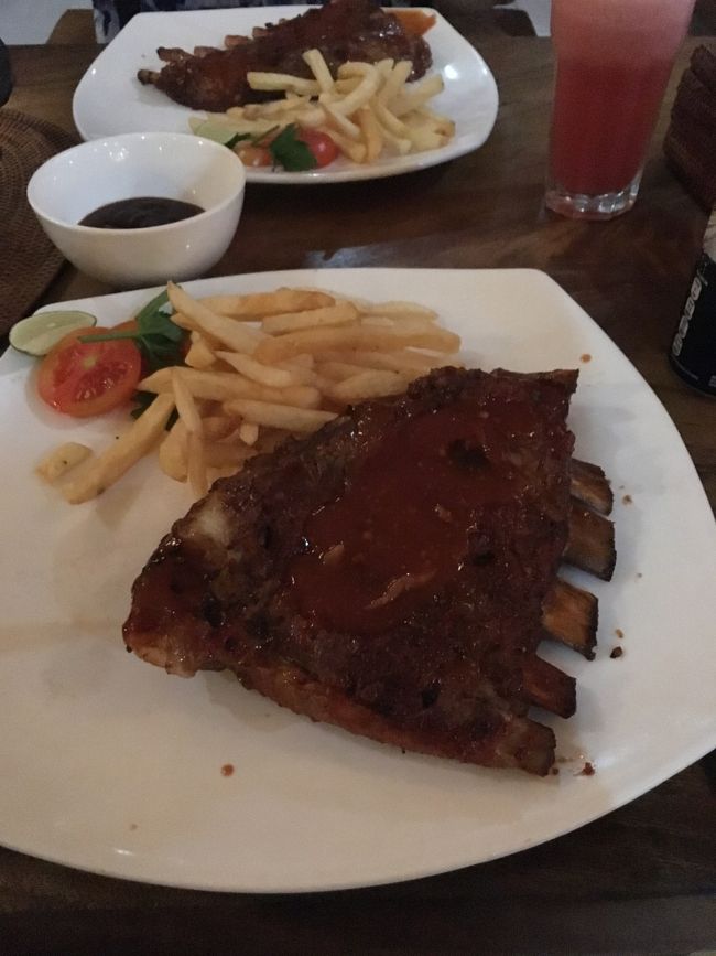 マッサージを終え、ドライバーさんに案内して頂いたのはポークリブの美味しいお店『イイガ ワルン』。スペアリブのお店のようでポークだけではないのですが、オススメに素直に従うのが私達なので、結果美味しく頂きました。