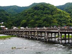 旅行4日目。
乗り換え不要で行ける市バスで嵐山へ。　
早めに豆腐＆湯葉の会席ランチを食べてから渡月橋へ向かうと、小雨がパラパラし始めた。　
　