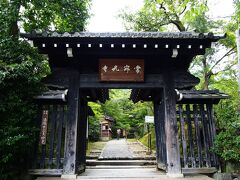 途中いくつも寺院があるけど、百人一首で有名な小倉山にある日蓮宗寺院：常寂光寺へ。

