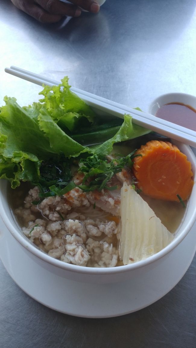 シエムリアップの定番朝ごはんはこれやそうです。肉は選べました。