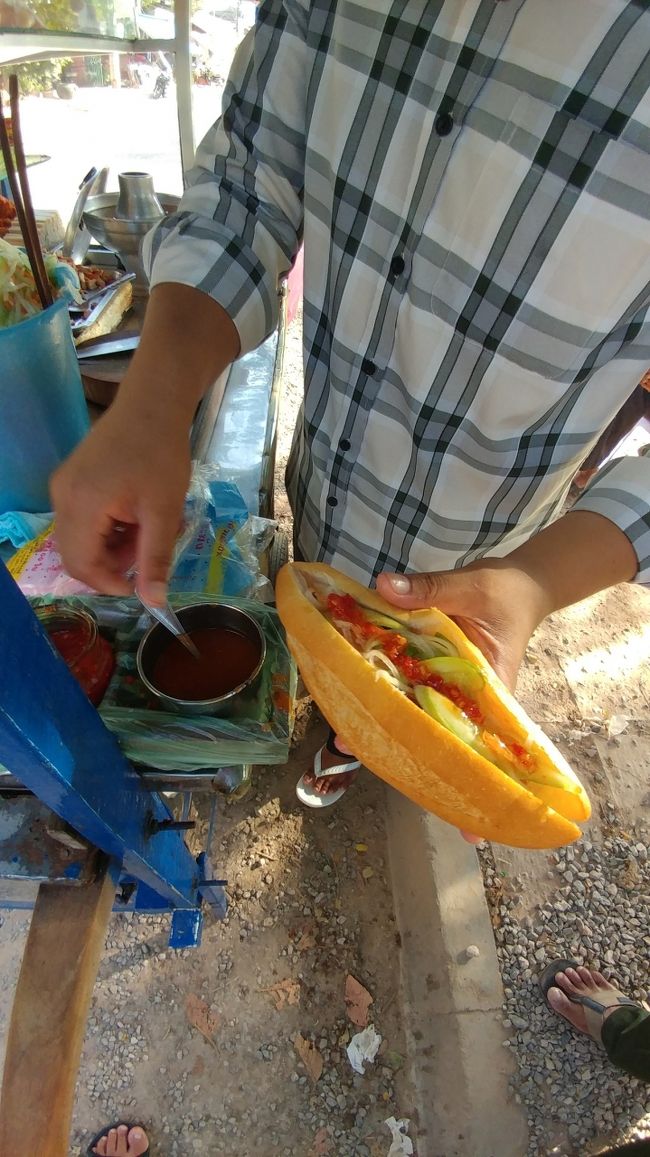 ものたりないからほかに何かないかきいたけどわからんゆうんで、川辺でサンドイッチが食べたいゆうてつれてきてもろた。２，０００リエル