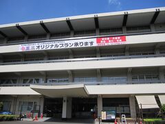 人形町今半が出店している朗峰会館が松濤園の入口になっています。