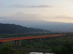 03:00過ぎに家を出て、富士川SAに05:30頃到着。
このSAから富士山が良く見えるらしいので、日の出に合うように運転してきました。
しかし、一瞬姿が見えたものの、すぐに隠れてしまいました。
