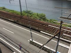 下を覗くと、道路に線路。