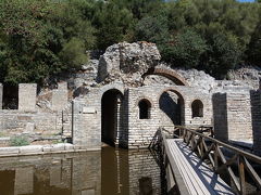 神殿。地下水がたまっているのだそう。