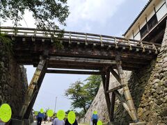 大手山道から見た天秤櫓（やぐら）へかかっている橋。