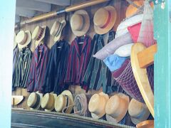 制服とハットがずらりと並ぶ内部。帽子のリボンがかわいい。