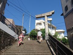 山王神社二の鳥居。
階段上ると、見えてくる鳥居･･･