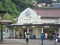 公園入口の前はJR横須賀駅です。
基地のためにある駅ですね。