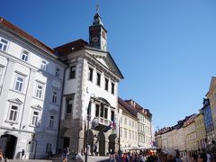 旧市庁舎です。ここから三本橋を経て、フランシスコ会教会の辺りが旧市街の中心地です。
スロヴェニアは、１２８２～１９１８年の間、ハプスブルク家の領地でした。
１９４５年に旧ユーゴスラヴィアとなり、１９９１年６月２５日にクロアチアと同時に独立と主権を宣言しました。
