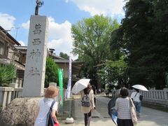 途中堤防から降りて葛西神社へ向かいました。
こちらの創建の年代は古く平安時代の末期、(1185)領主葛西三郎清重の篤信により上葛西、下葛西あわせて三十三郷の総鎮守として下総国香取神宮の分霊をお祀りしたものだそうです。