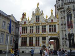 市庁舎の左が公文書館
隣も入れると言われた所は、ここのようです。左側の扉から入りました。
（この写真は別の時に撮影）