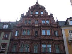 ホテル ツム リッター ザンクト ゲオルク

ツム・リッターとは、「騎士の家」。ルネサンス様式の美しい
ファサードの最上部に、建物名の由来となった騎士の像が
飾られています。建造は1592年で、2つの戦争の戦禍を免れた、
ハイデルベルクに現存する最古の住宅です。ホテルの営業開始は
1705年で300年の歴史があります。