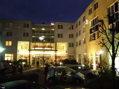 フランクフルト空港に到着して、近くのホテルへ
チェックインしました。

明日はフランクフルトから約80km南下したところに
あるハイデルベルクへ向かいます。