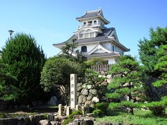 大阪から新快速で米原へ、普通電車に乗り換えて長浜までは2時間かからずに到着します。長浜駅から西へ向かって、まずは長浜城のある豊公園を散策します。
長浜城は姉川合戦と小谷城攻めで功績を上げた羽柴秀吉がその翌年から築城を始め、1577年に完成したといいます。
