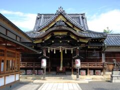 北陸線の線路を渡って市街地の方へ行くと、豊臣秀吉を祀る豊国神社があります。1600年に秀吉の3回忌を偲んで建立されたもので、現在の社殿は明治時代の再建です。
