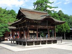長濱八幡宮は1069年に石清水八幡宮を勧請して創建されたと伝えられる神社で、
戦国時代の兵火で衰退し、後に羽柴秀吉によって復興されました。毎年4月に日本三大山車祭の長浜曳山祭が行われることで有名です。

