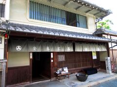 北国街道に入ると、羽柴秀吉に選ばれた長浜十人衆の筆頭である三年寄を勤めた商家・安藤家の建物があります。