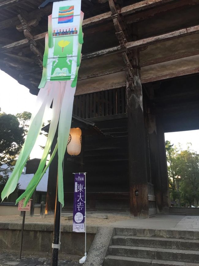 門には綺麗な装飾が飾り付けられています。今日のイベントのためでしょうか。<br />なお皇太子両殿下がご来賓なさっていますので凄い人数の警備です。