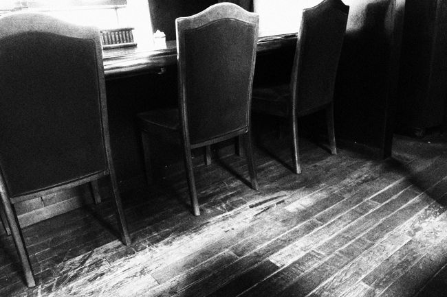 カメラを落としてしまった瞬間,偶然撮れていたのがこの写真です。<br />私としてはいいなと思うのですが、先輩いかがでしょうか。<br />