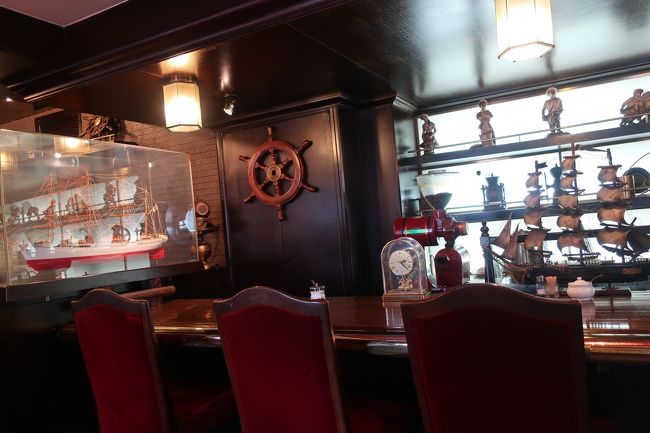 中は船関係の装飾品で飾っています。<br />若いアベックが一組いました。よく若いのにこんな所へ・・