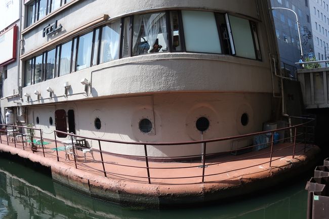 帰りに難波に寄ります。前から気になっていた4TメンバーG☆travelerさんの旅行記にあったレトロな喫茶店へ行ってみたかったのです。<br />このお船みたいなビルがそうです。