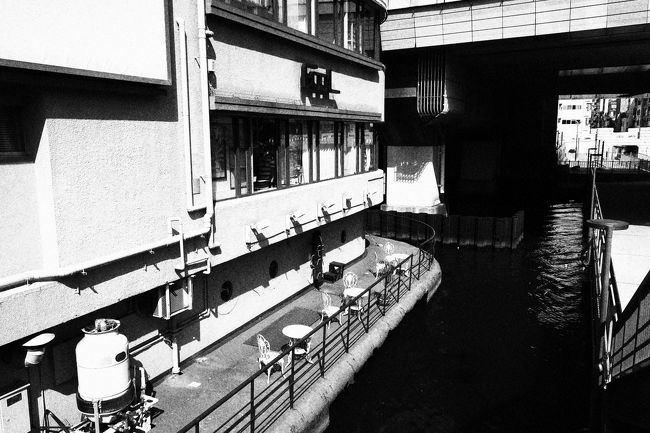 お店を出ます。もうここは建物自体が化石ですね。<br />おそらく1950年辺りから何も変わっていない。私やんか～